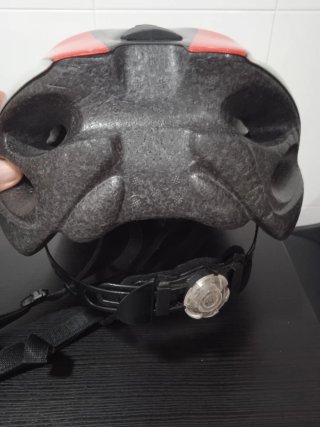 Casco de bici gris, rojo y plateado