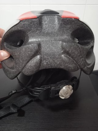 Casco de bici gris, rojo y plateado