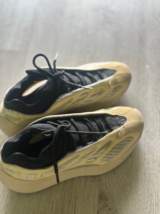 Adidas Yeezy 700 Beige y Negras en buen estado
