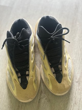Adidas Yeezy 700 Beige y Negras en buen estado