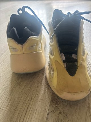 Adidas Yeezy 700 Beige y Negras en buen estado
