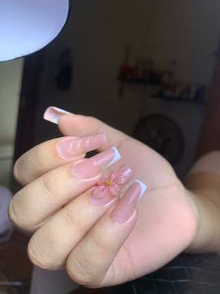 Unhas em gel, acrílico e manicure a domicílio.