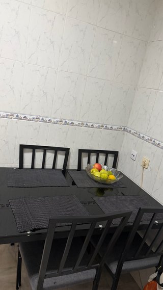 Mesa de jantar com 4 cadeiras pretas