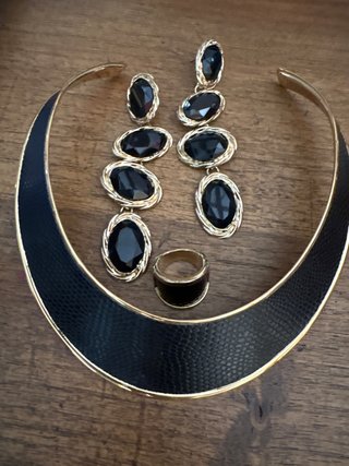 Conjunto de bisutería negro y dorado