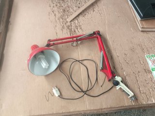 Lámpara Escritorio LUPELA Roja Pinza