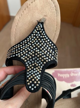 Sandalias negras y doradas con brillos