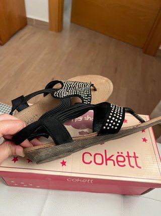 Sandalias negras y doradas con brillos
