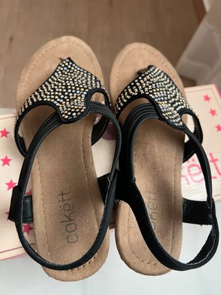 Sandalias negras y doradas con brillos