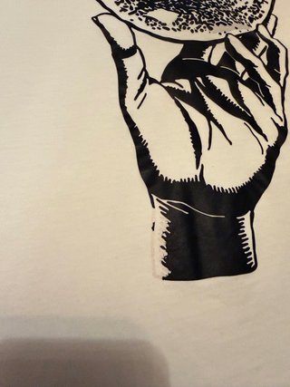 Camiseta Amiri Blanca con Diseño de Mano Oversize