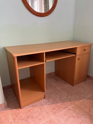 Escritorio madera claro con cajones y estantes