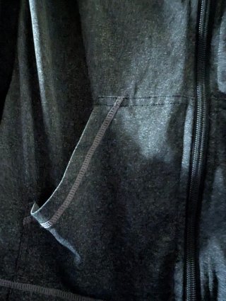 Chaqueta deportiva gris con cremallera