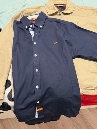 Cazadora de Tommy Hilger y camisa de Españolo