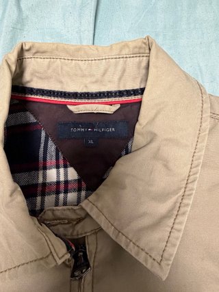 Cazadora de Tommy Hilger y camisa de Españolo