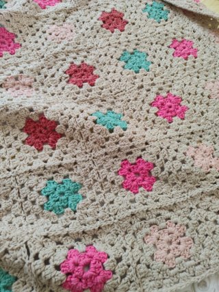 Colcha ganchillo flores beige y rosa