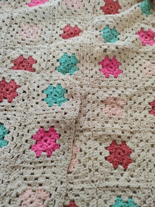 Colcha ganchillo flores beige y rosa