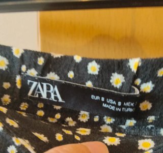 Falda pantalón de Zara con estampado de margaritas
