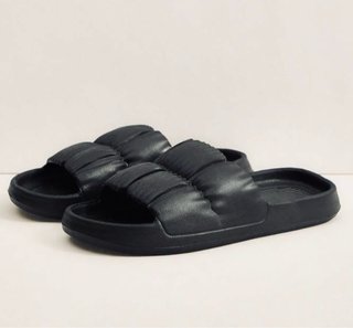 Chanclas negras acolchadas cómodas