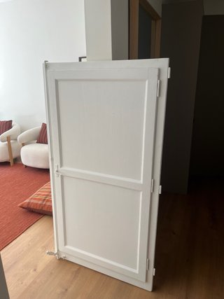 Ventana blanca de madera