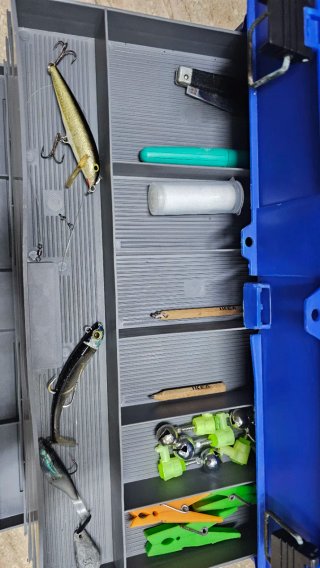 Caja de pesca azul y gris