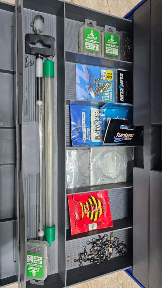 Caja de pesca azul y gris