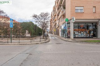 Local comercial en venta en Cervantes en Granada