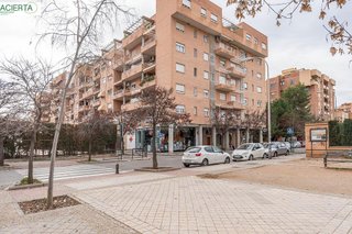Local comercial en venta en Cervantes en Granada