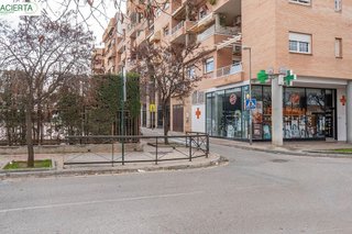 Local comercial en venta en Cervantes en Granada