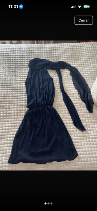 Vestido azul marino vaporoso con fular