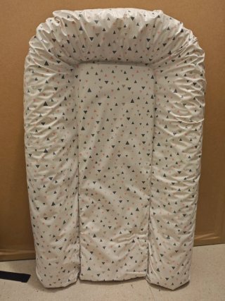Cambiador de bebé con estampado triangular, 73x45