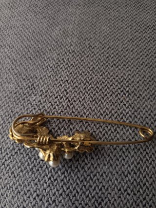 Broche vintage perlas y flores metal dorado