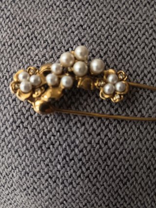 Broche vintage perlas y flores metal dorado