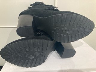 Botines negros tacón hebillas