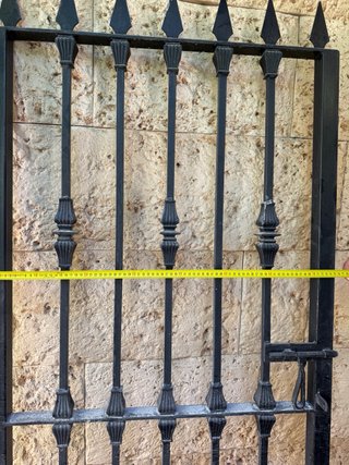 Puerta de hierro forjado exterior
