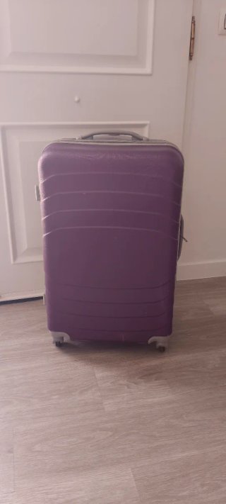 Maleta grande morada con ruedas