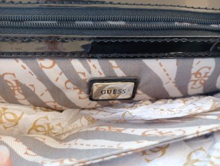 Bolso Guess con cadena y charm flor