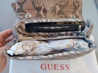 Bolso Guess con cadena y charm flor