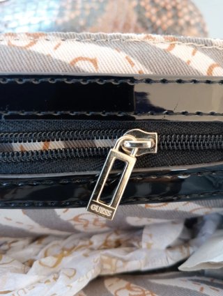 Bolso Guess con cadena y charm flor