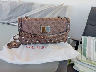 Bolso Guess con cadena y charm flor