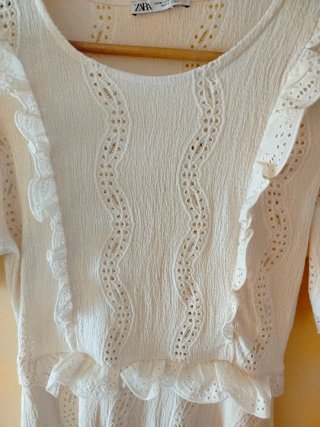 Vestido Zara crema con volantes
