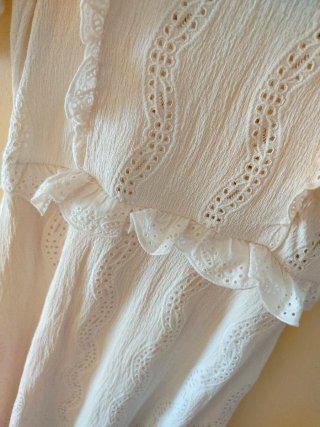 Vestido Zara crema con volantes
