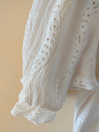 Vestido Zara crema con volantes
