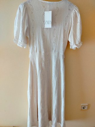 Vestido Zara crema con volantes