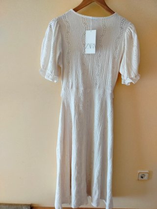 Vestido Zara crema con volantes