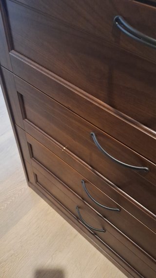 Cómoda de madera oscura