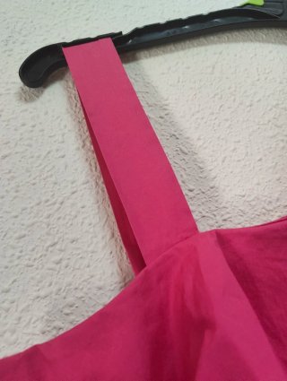 Vestido mini fucsia con una manga fruncida