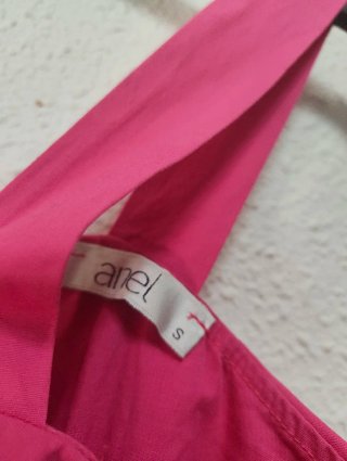 Vestido mini fucsia con una manga fruncida