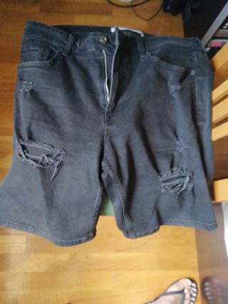 Pantalón corto chico negro desgastado