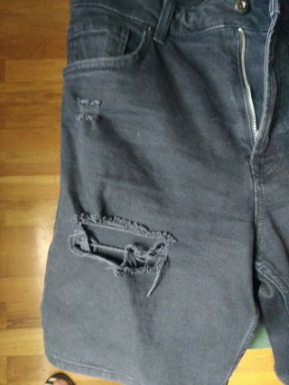Pantalón corto chico negro desgastado