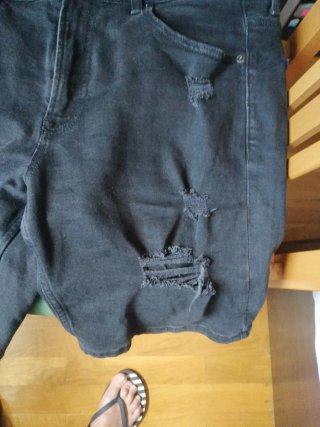 Pantalón corto chico negro desgastado