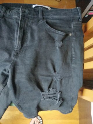 Pantalón corto chico negro desgastado
